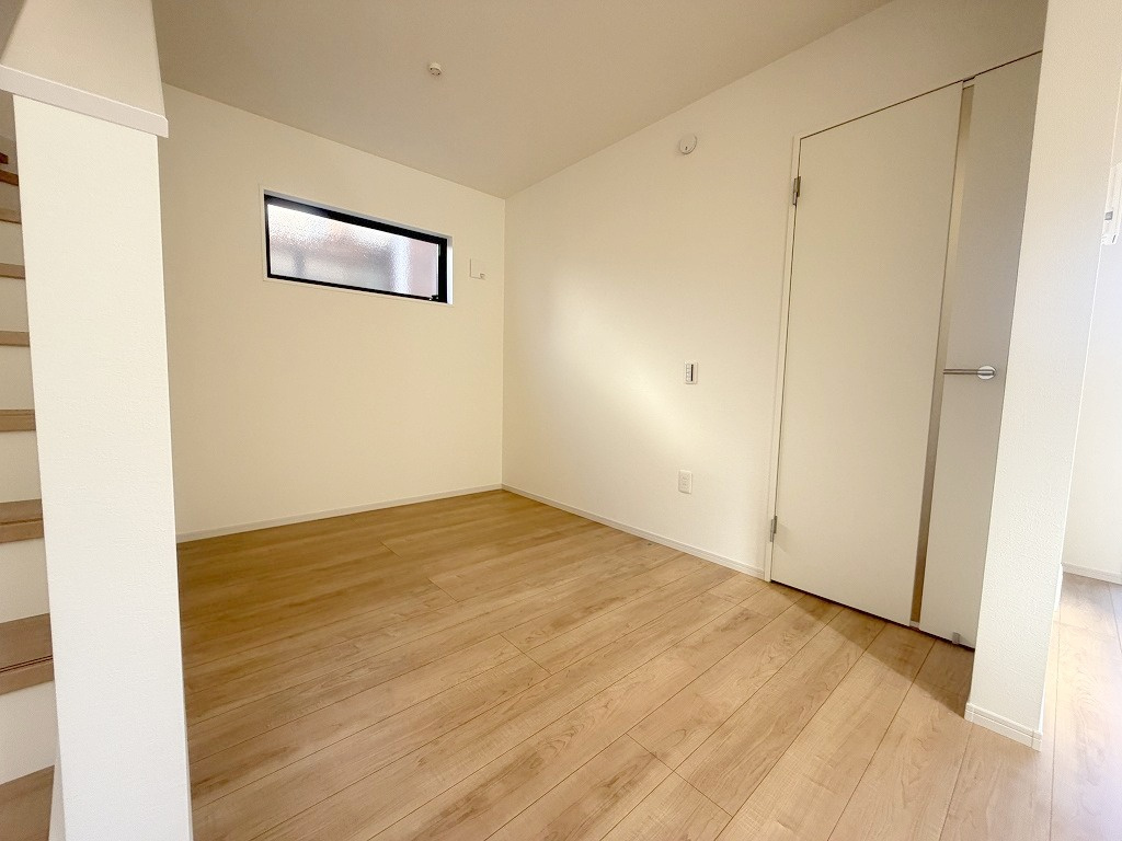 吉川市中曽根2丁目　新築戸建　全1棟の居間・リビング|家族の変化に合わせてリビング横に＋一部屋作れる間取です