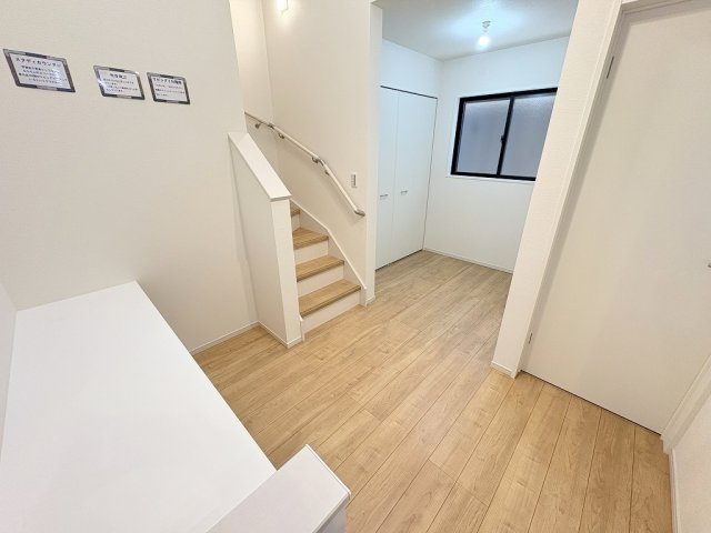 吉川市中曽根2丁目　新築戸建　全1棟の居間・リビング|同施工会社の参考写真になります。