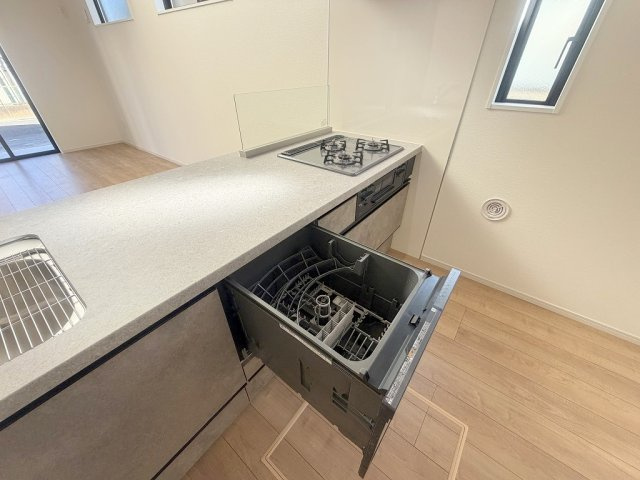 吉川市中曽根2丁目　新築戸建　全1棟のキッチン|家事の時短につながる食洗機完備