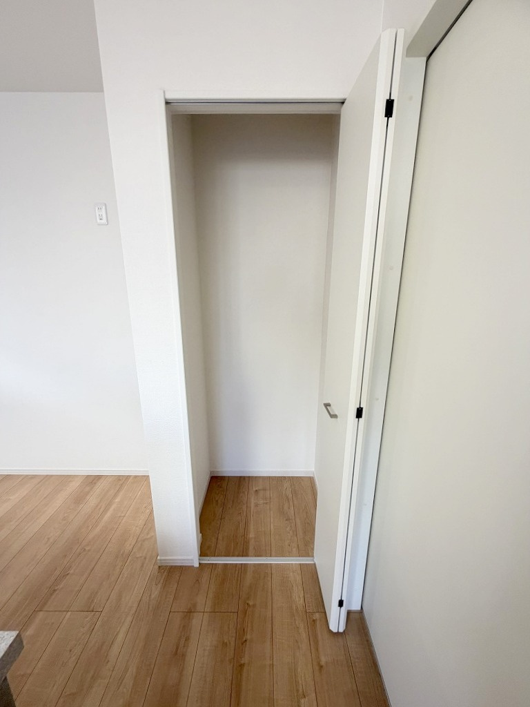 吉川市中曽根2丁目　新築戸建　全1棟の収納|食料品のストック収納にも便利なキッチンの収納スペースです