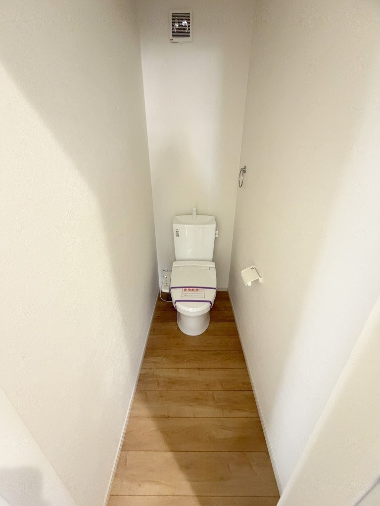 吉川市中曽根2丁目　新築戸建　全1棟のトイレ|2階のトイレです