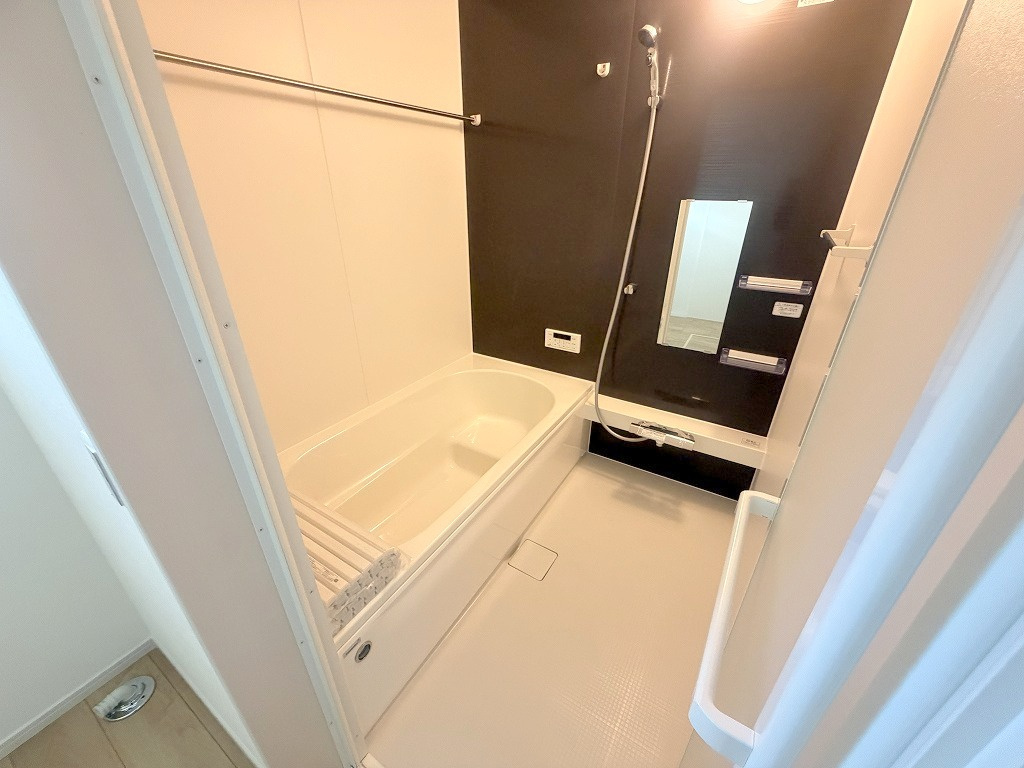 吉川市中曽根2丁目　新築戸建　全1棟の浴室|一日の疲れを癒すゆったりした一坪バス