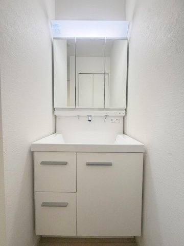 吉川市中曽根2丁目　新築戸建　全1棟の独立洗面台|三面鏡付きシャワードレッサーで朝の準備も快適