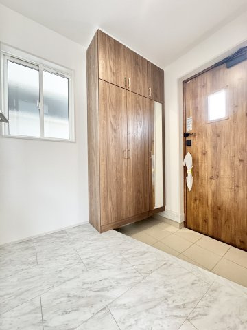 中央区雄踏町宇布見　全3棟の玄関|一歩中に入るとぬくもりの溢れる空間が広がります！　