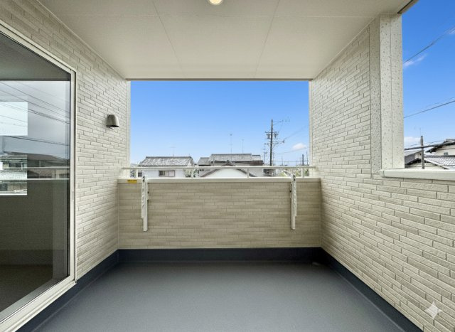 中央区雄踏町宇布見　全3棟のバルコニー|屋根があるので急な雨で洗濯物が濡れてしまうのを防げたり、強い日差しからお洗濯ものを守ってくれそうですね♪　