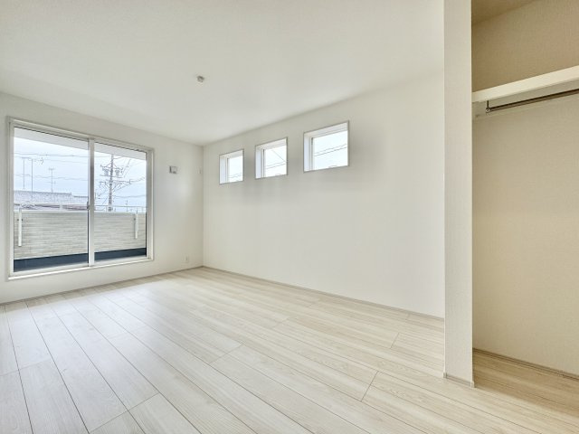 中央区雄踏町宇布見　全3棟の洋室|主寝室奥には便利なウォークインクローゼット付き！お二人分の衣類をスッキリと収納していただけます！　