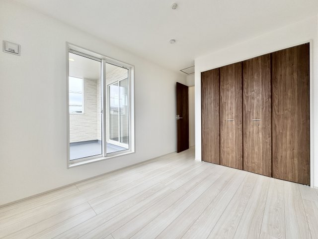 中央区雄踏町宇布見　全3棟の洋室|２階洋室。子供部屋、書斎、寝室など用途は様々です。　