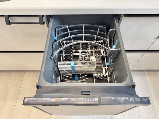 中央区雄踏町宇布見　全3棟の設備|システムキッチンには便利な食洗機付き！　