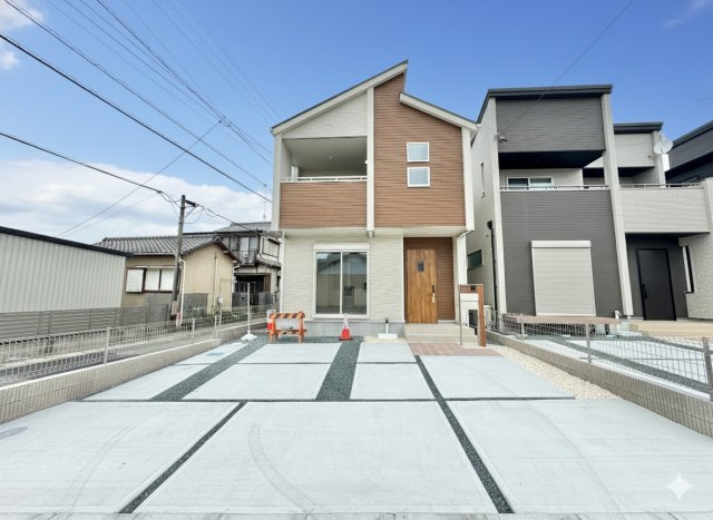 中央区雄踏町宇布見　全3棟の駐車場|駐車スペースは前面道路から奥に入った所にあります！　