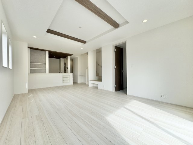 中央区雄踏町宇布見　全3棟の居間・リビング|開放感のあるリビング！オリジナリティ溢れる間取りです！　