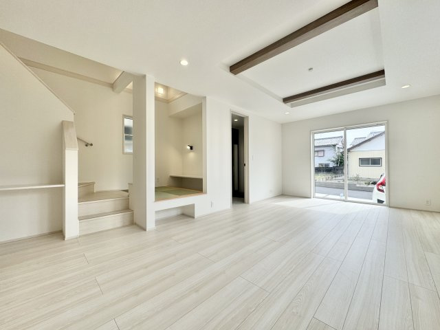 中央区雄踏町宇布見　全3棟の居間・リビング|21.6畳のLDKは落ち着いた雰囲気。家族みんなでのびのびと過ごすのにピッタリです！　