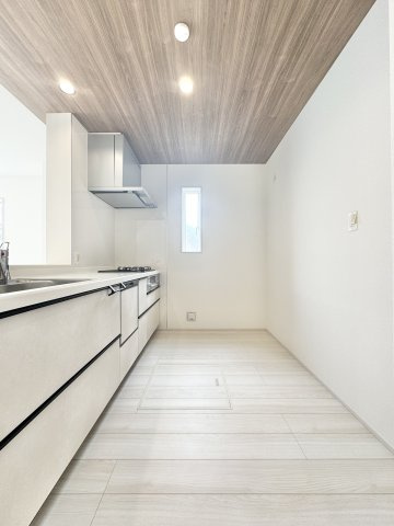 中央区雄踏町宇布見　全3棟のキッチン|広々としたキッチンは清潔感のある空間！毎日の食事の支度が楽しくなりそうですね！　