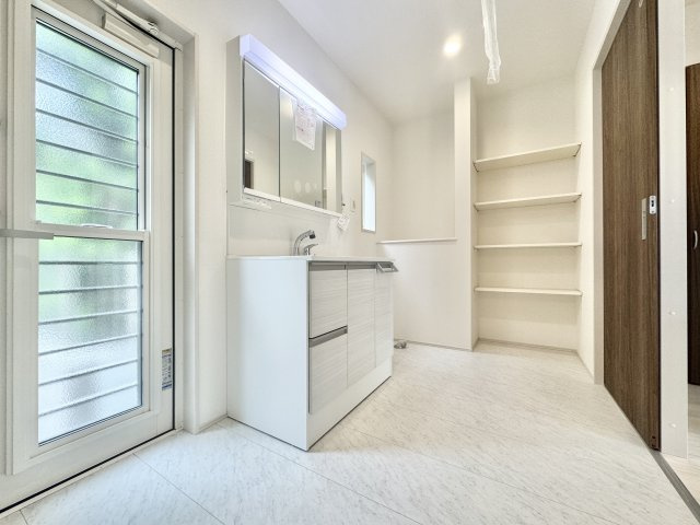 中央区雄踏町宇布見　全3棟の洗面所|洗面室も広々！お子様と一緒に入っても圧迫感を感じません！　