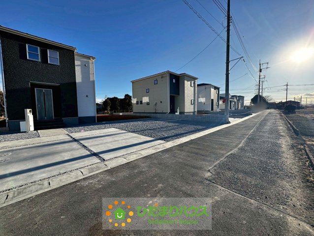 加須市南大桑　新築一戸建て　06　リーブルファインの前面道路含む現地写真