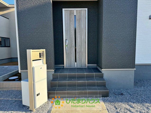 加須市南大桑　新築一戸建て　06　リーブルファインの玄関