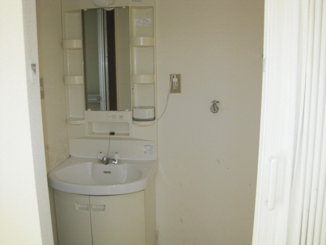 ハイツ山田の洗面所|ゆったりとスペースのある洗面所