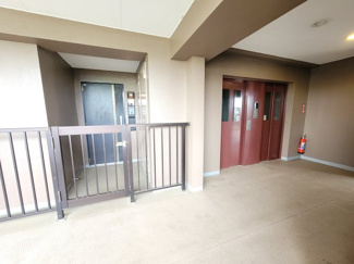 【その他共用部分】 | エレベーターの隣なので騒音への気遣いも少ないのが◎。お買い物帰りでもお部屋が近いのはうれしいですね！