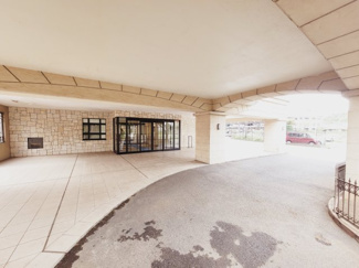 【エントランス】 | 車寄せも広く屋根付きなので雨天でも便利ですね