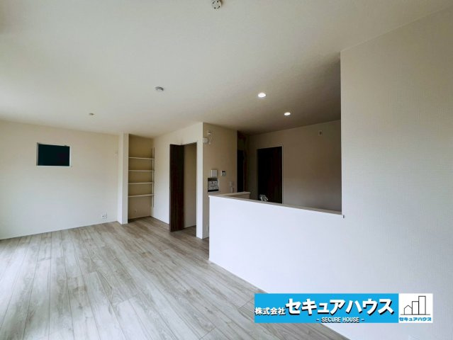 【同施工物件ご案内可能】東海市加木屋町三ツ池 全2棟の内観：施工例|【LDKイメージ】
◆家族揃ってリビングで過ごすお休みの日が、楽しみになる場所となることでしょう。
対面式のオープンキッチンは、家事をしながら家族の様子が一目でわかる安心＆便利設備♪