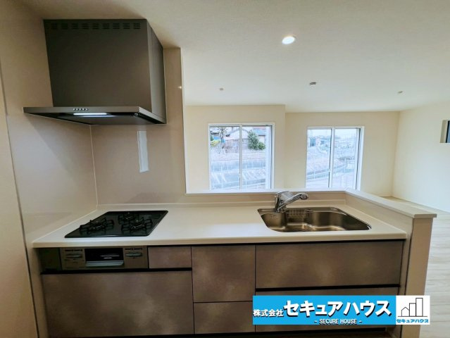 【今からご案内可能】東海市加木屋町三ツ池 全2棟のキッチン|【キッチン】
◆同時にたくさんの料理が調理できる。「焼く・蒸す・煮る」の工程を同時進行で進めることができるので、料理を素早く作ることができます。育児でバタバタ忙しいママに嬉しい♪