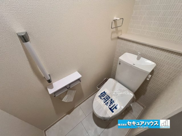 【同施工物件ご案内可能】東海市加木屋町三ツ池 全2棟の内観：施工例|【高機能トイレイメージ】
◆高機能トイレの多くは便器のフタの開閉が自動であり、使用後に手動で水を流す面倒もなく非常に便利です。スタイリッシュな見た目で、お掃除しやすく、節水効果が高いです。