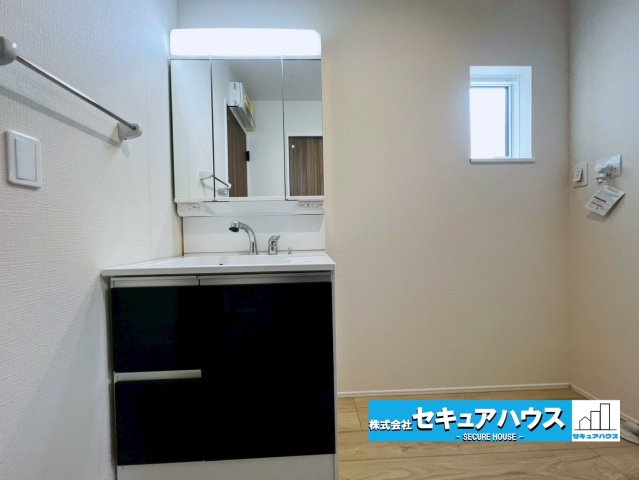 【今からご案内可能】東海市加木屋町三ツ池 全2棟の独立洗面台|【洗面台】
◆鏡の裏にはたっぷりと収納スペースを標準装備！
◆電源を付属しているのでドライヤーなど利用できます。