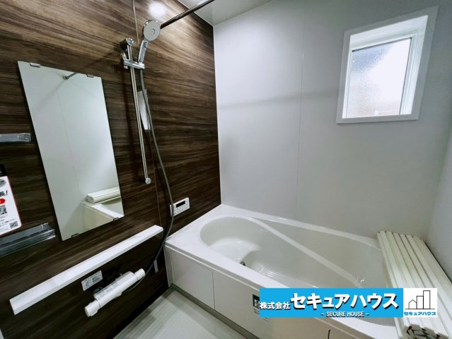 【今からご案内可能】東海市加木屋町三ツ池 全2棟の浴室|【浴室】
◆アクセントパネルで落ち着きのある雰囲気を演出します。毎日の疲れを癒やすバスタイムをお楽しみ下さい！
◆窓付きで、カビの繁殖を抑える効果があります。