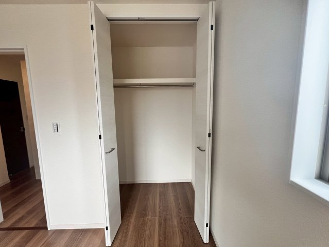 【同施工物件ご案内可能】東海市加木屋町三ツ池 全2棟の内観：施工例|【洋室イメージ】
◆家族一人ひとりの大切なプライベート空間。趣味に合わせて使って頂けるようシンプルに仕上げてあります。暮らし心地を大きく左右する収納を、適材適所に配置し使い勝手を考慮しました。　