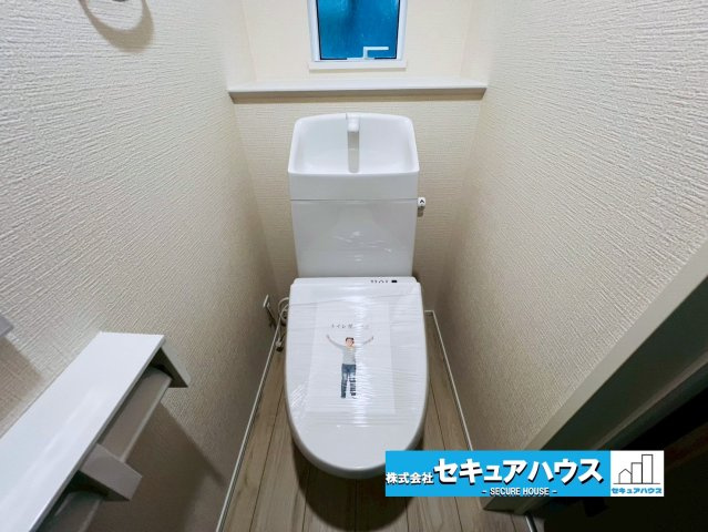 【同施工物件ご案内可能】東海市加木屋町三ツ池 全2棟の内観：施工例|浴室イメージ】
◆アクセントパネルで落ち着きのある雰囲気を演出します。毎日の疲れを癒やすバスタイムをお楽しみ下さい！
◆窓付きで、カビの繁殖を抑える効果があります。