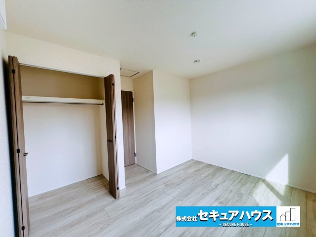 【同施工物件ご案内可能】東海市加木屋町三ツ池 全2棟の内観：施工例|【高機能トイレイメージ】
◆高機能トイレの多くは便器のフタの開閉が自動であり、使用後に手動で水を流す面倒もなく非常に便利です。スタイリッシュな見た目で、お掃除しやすく、節水効果が高いです。