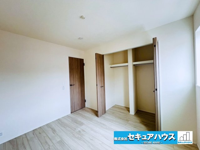 【今からご案内可能】東海市加木屋町三ツ池 全2棟の洋室|【洋室】
◆家族一人ひとりの大切なプライベート空間。趣味に合わせて使って頂けるようシンプルに仕上げてあります。暮らし心地を大きく左右する収納を、適材適所に配置し使い勝手を考慮しました。　