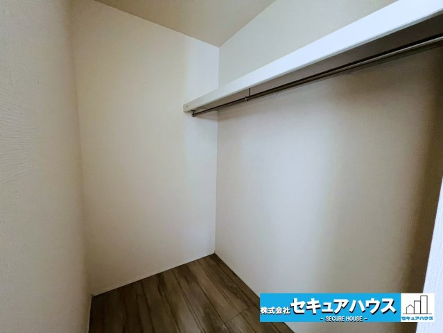 【今からご案内可能】東海市加木屋町三ツ池 全2棟の収納|【ウォークインクローゼット】
衣類だけでなく、スーツケース、ゴルフバッグ、季節家電などの大型用品もまとめて管理できます。