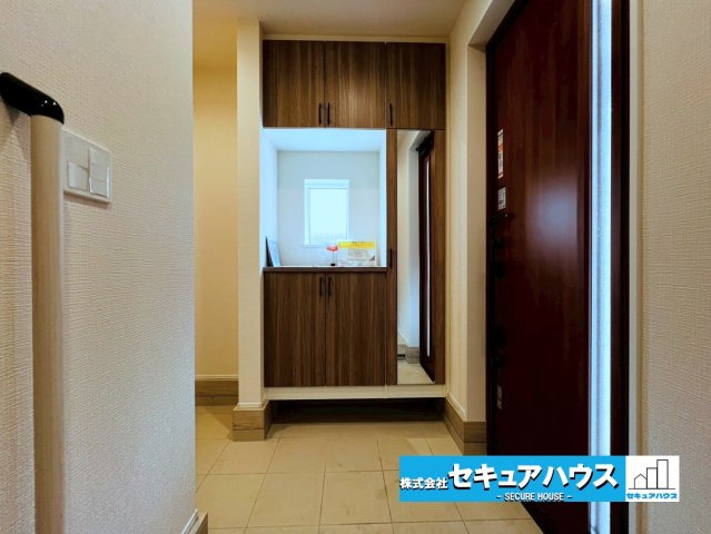 【今からご案内可能】東海市加木屋町三ツ池 全2棟の玄関|【玄関】
◆光が差し込み明るいです。気分も晴れやかになりますね。
◆玄関には、収納力のあるシューズボックスがございます。玄関まわりがすっきり片付きます。　