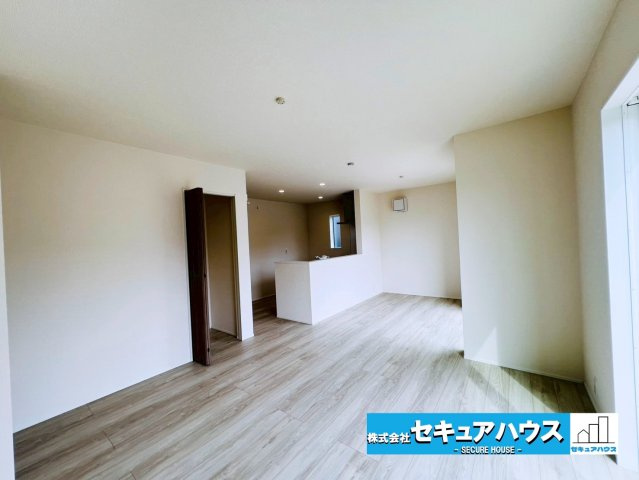 【完成♪今からご案内可能】東海市加木屋町三ツ池 全2棟の居間・リビング|【LDK】
◆家族揃ってリビングで過ごすお休みの日が、楽しみになる場所となることでしょう。
対面式のオープンキッチンは、家事をしながら家族の様子が一目でわかる安心＆便利設備♪