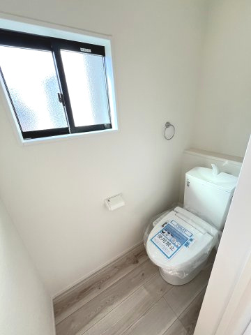 【内装】 | 糟屋郡須恵町須恵21期　1号棟（全1棟）【仲介手数料無料・0円】 | 施工例。1階のトイレです。施工例は完成時と異なる場合があります。