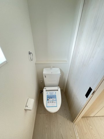 【内装】 | 糟屋郡須恵町須恵21期　1号棟（全1棟）【仲介手数料無料・0円】 | 施工例。2階にもトイレです。施工例は完成時と異なる場合があります。