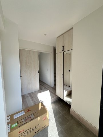 【玄関】 | 糟屋郡須恵町須恵21期　1号棟（全1棟）【仲介手数料無料・0円】 | 施工例。施工例は完成時と異なる場合があります。