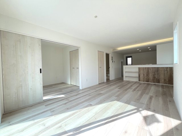 【内装】 | 糟屋郡須恵町須恵21期　1号棟（全1棟）【仲介手数料無料・0円】 | 施工例。リビングです。施工例は完成時と異なる場合があります。