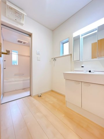 【独立洗面台】 | 前橋市国領町　中古住宅 | 爽やかなデザインでまとめられた洗面脱衣室。収納たくさんな洗面化粧台。																				
																				
