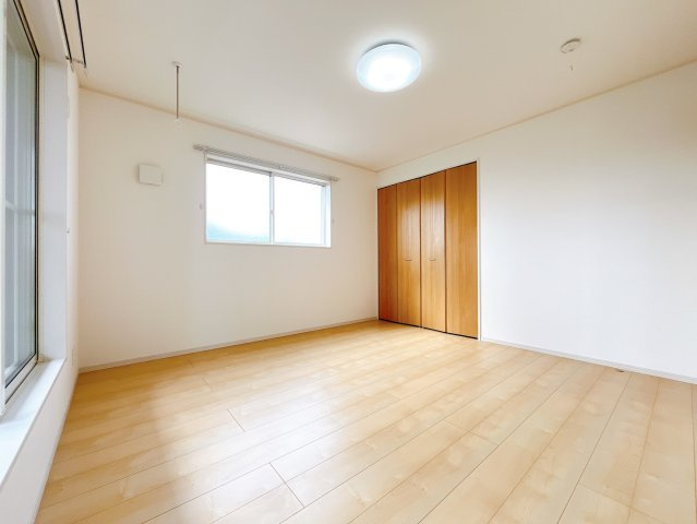 【洋室】 | 前橋市国領町　中古住宅 | 清潔感ある壁紙と温もり溢れる床材が調和した洋室。フローリング仕様で普段のお掃除も楽々です。																		
																				
