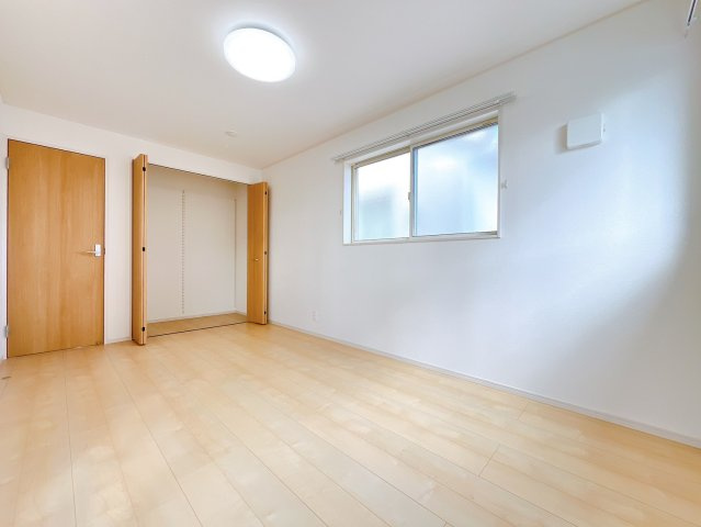 【洋室】 | 前橋市国領町　中古住宅 | 窓からそそがれる暖かみのある明るい空間。広々としたプライベート空間で自分の時間を楽しめます。																				
																				
