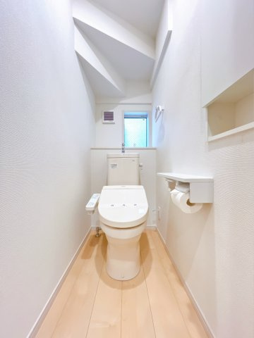 【トイレ】 | 前橋市国領町　中古住宅 | 清潔感にあふれた空間と機能的な洗浄装置。毎日何度も使う場所だから快適に。便利に。																				
																				
