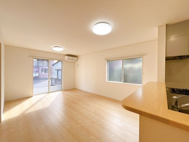 【居間・リビング】 | 前橋市国領町　中古住宅 | 気がづけば家族が集まって楽しい会話と食事が始まる。皆で笑って過ごす幸せ溢れるリビング。																
																
														
