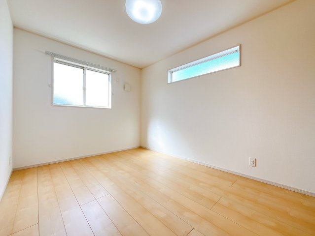 【洋室】 | 前橋市国領町　中古住宅 | 窓が多く明るい印象を受けます！風通しもよいので天気の良い日は窓を開けて空気の入替をしてみるのはいかがでしょうか。																				
																				
