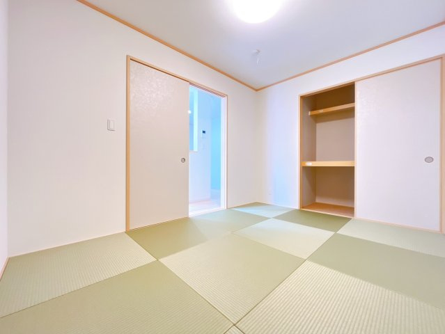 【和室】 | 前橋市国領町　中古住宅 | LDKに隣接している和室。お子様を遊ばせたりお昼寝させたりしながら家事を行えます。																				
