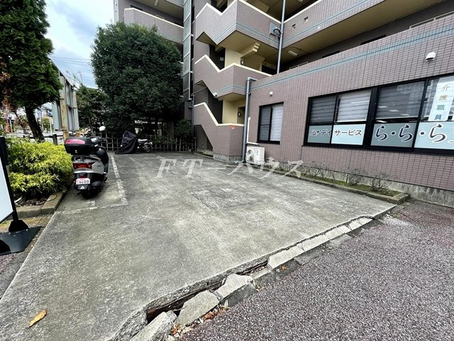 リヴェール・ビッグパインの駐車場