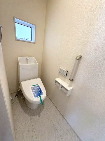 【トイレ】 | 糟屋郡志免町王子2丁目　3号棟（全8棟）【仲介手数料無料・0円】 | 現地写真。1階のトイレです。