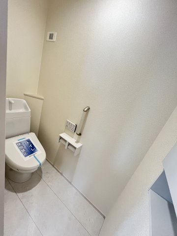 【内装】 | 糟屋郡志免町王子2丁目　3号棟（全8棟）【仲介手数料無料・0円】 | 施工例。2階にもトイレです。施工例は完成時と異なる場合があります。