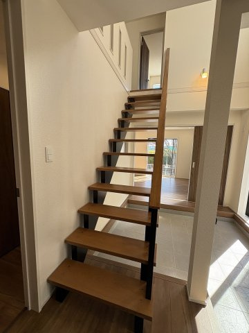 【内装】 | 糟屋郡志免町王子2丁目　3号棟（全8棟）【仲介手数料無料・0円】 | 現地写真。2階へ上がる階段です。手摺もついて安全ですね。