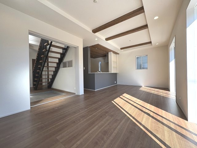 【居間・リビング】 | 糟屋郡志免町王子2丁目　3号棟（全8棟）【仲介手数料無料・0円】 | 現地写真。